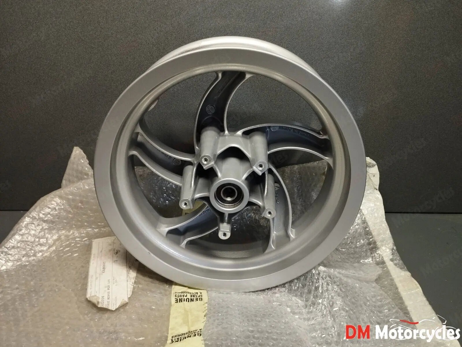 Piaggio genuine new Fly 50 - 150 Zip BOULEVARD front wheel pn 646686t