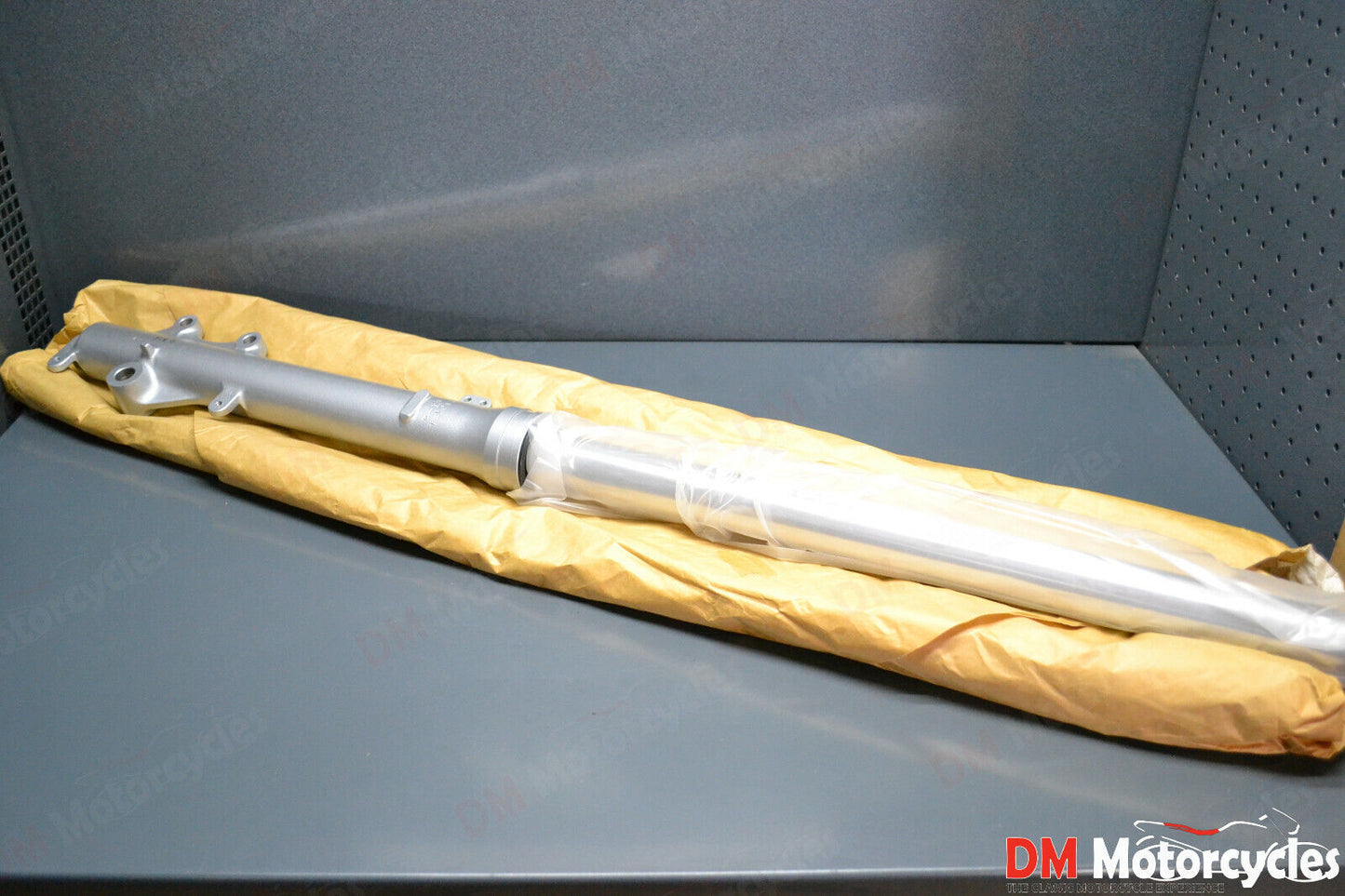 Yamaha genuine new XT225 Serrow 2000 left fork assy pn 3rw-23102-70