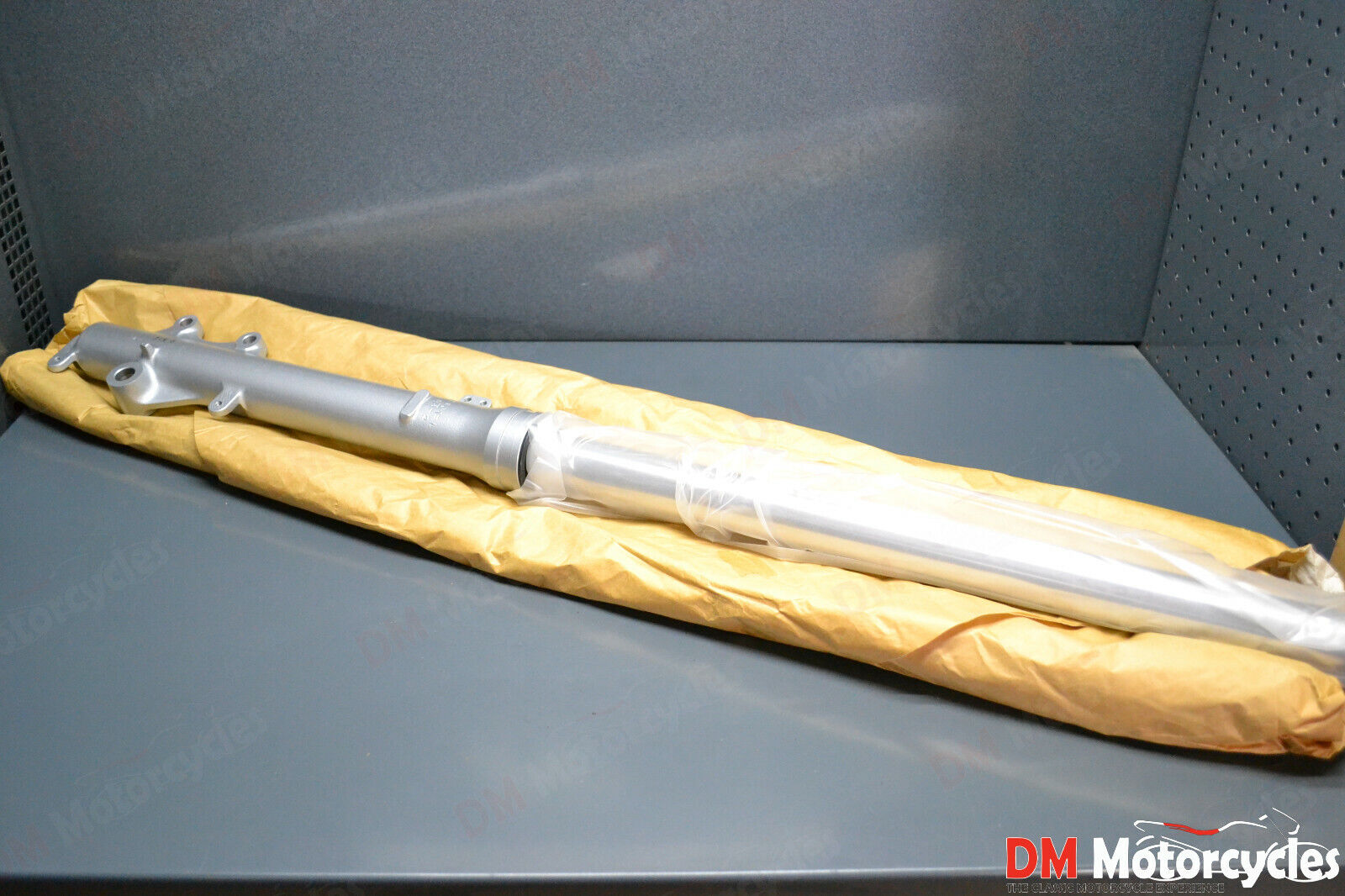 Yamaha genuine new XT225 Serrow 2000 left fork assy pn 3rw-23102-70