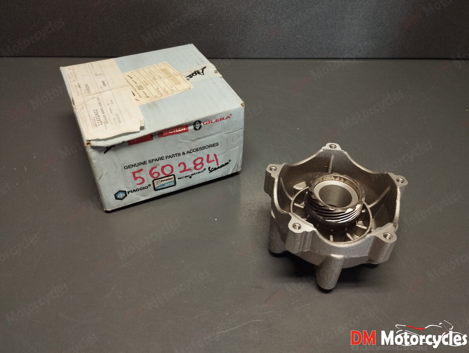 Piaggio genuine new vespa lx 50 - 150 4T front wheel hub pn 560284