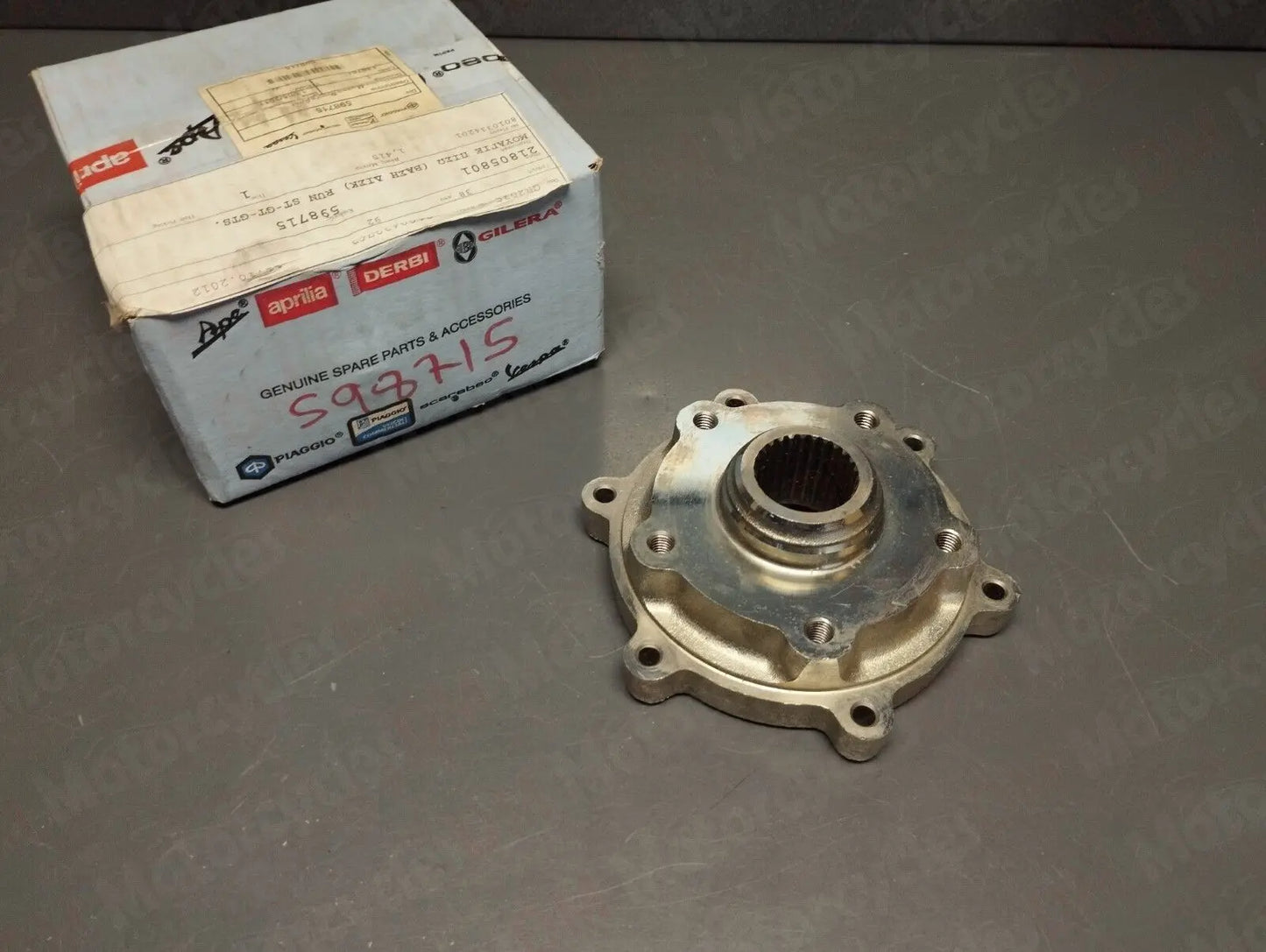 Piaggio genuine new Vespa GTS 125 - 300 rear wheel hub pn 598715