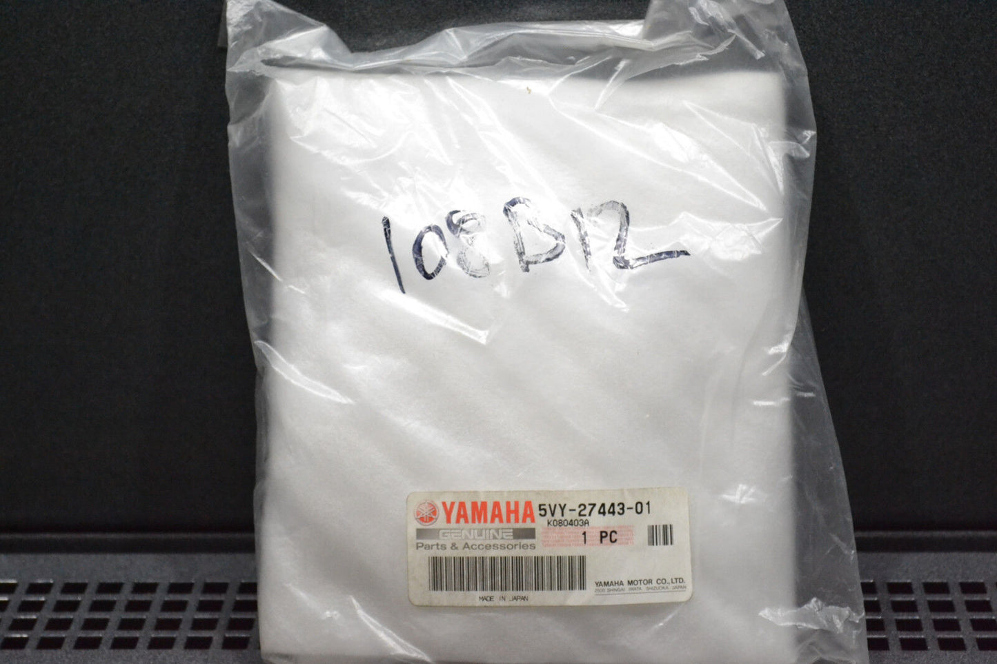 Yamaha genuine new yzf r1 2004 - 2006 rh foot rest bracket pn 5vy-27443-01