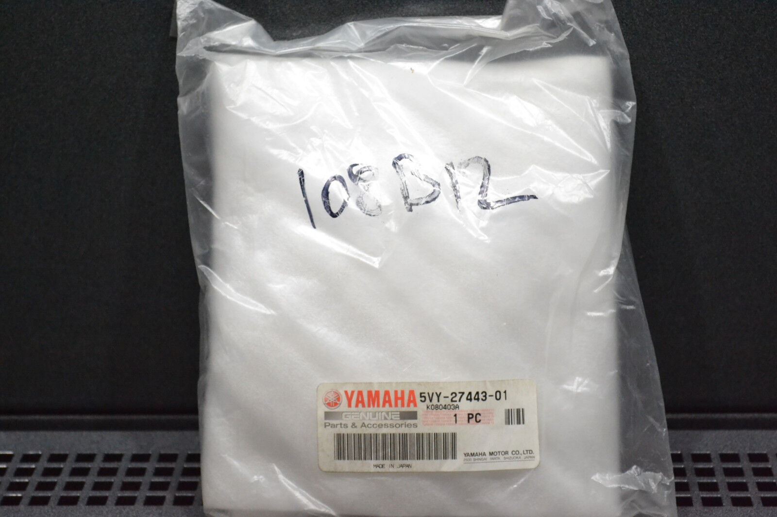 Yamaha genuine new yzf r1 2004 - 2006 rh foot rest bracket pn 5vy-27443-01
