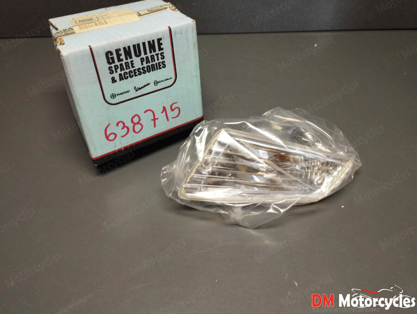 Piaggio genuine new vespa gt 125 200 gts 250 right front turn signal pn 638715