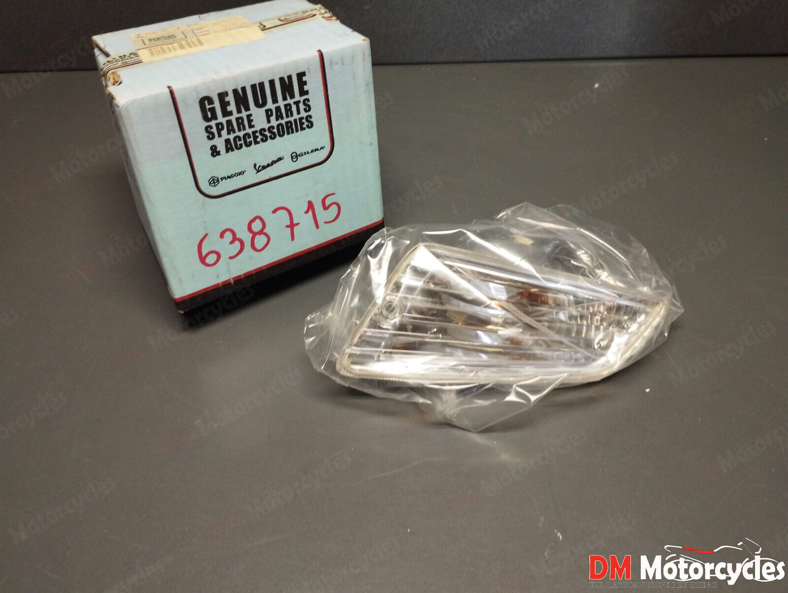 Piaggio genuine new vespa gt 125 200 gts 250 right front turn signal pn 638715