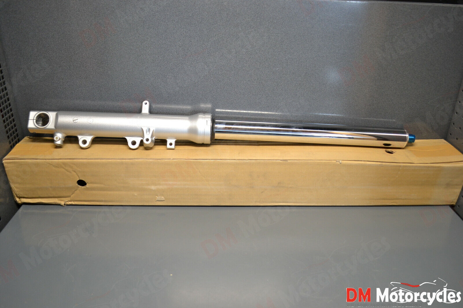 Yamaha genuine new YZF R6 2001 front right fork assy pn 5mt-23103-01