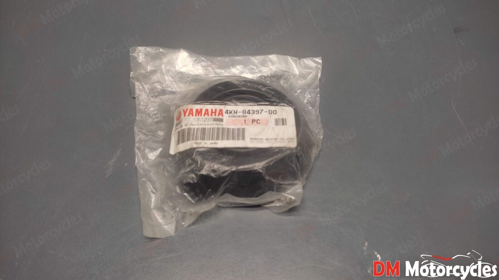 Yamaha genuine new yzf r1 01 - 02 headlight bulb rubber cover pn 4km-84397-00