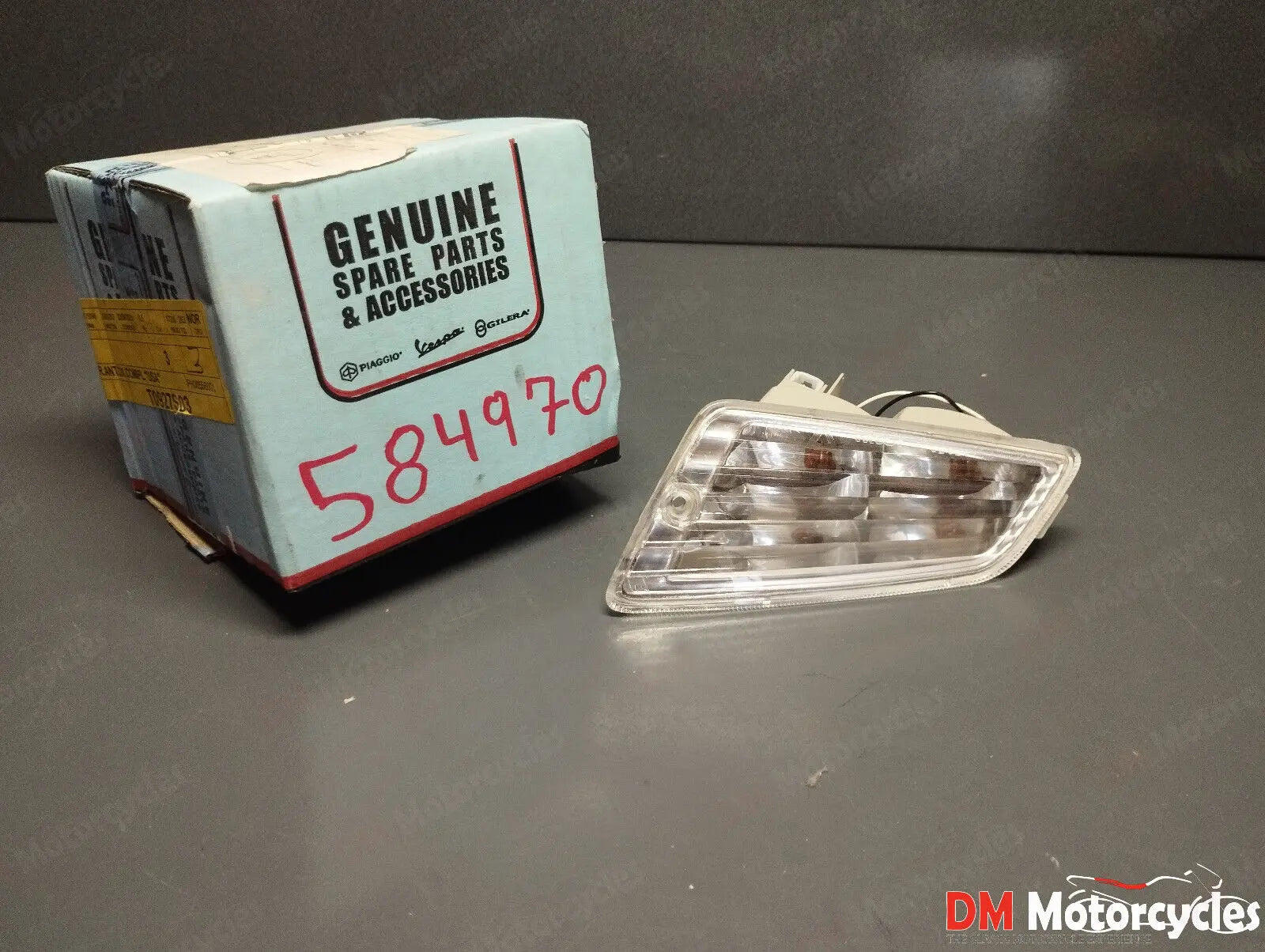Piaggio genuine new Vespa gt gts 125 250 300 front right turn signal pn 584970