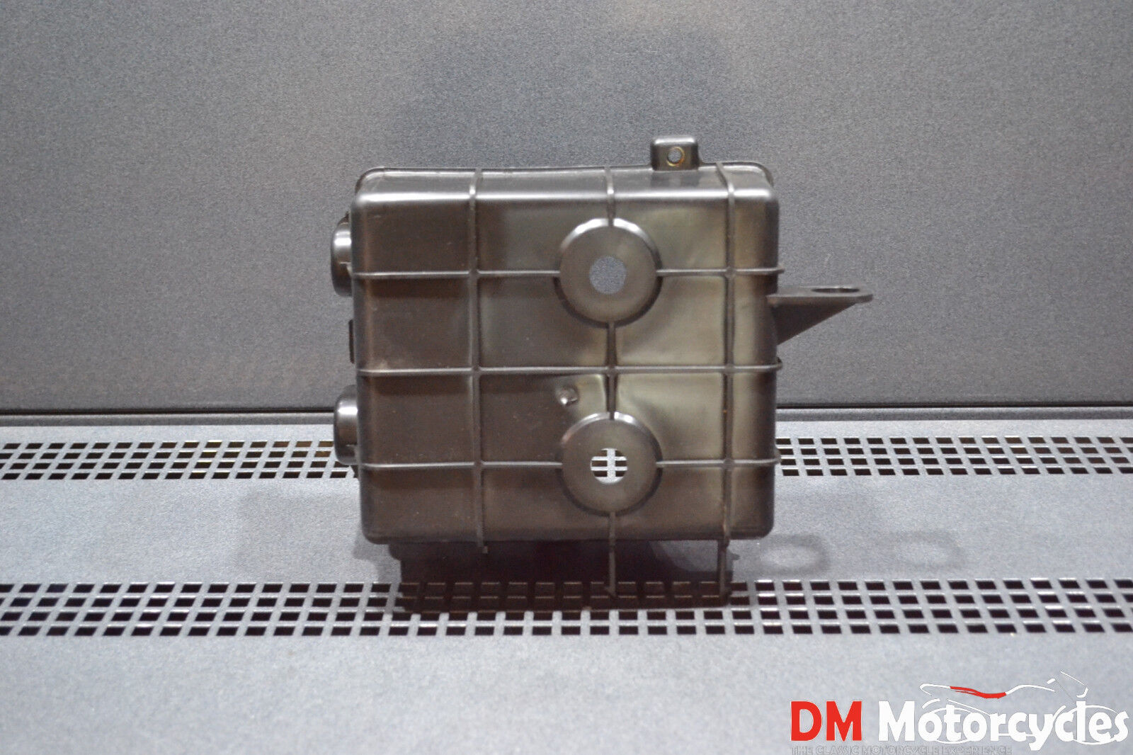 Yamaha genuine nos xj600 f 84 - 91 3km battery box pn 33m-21170-00