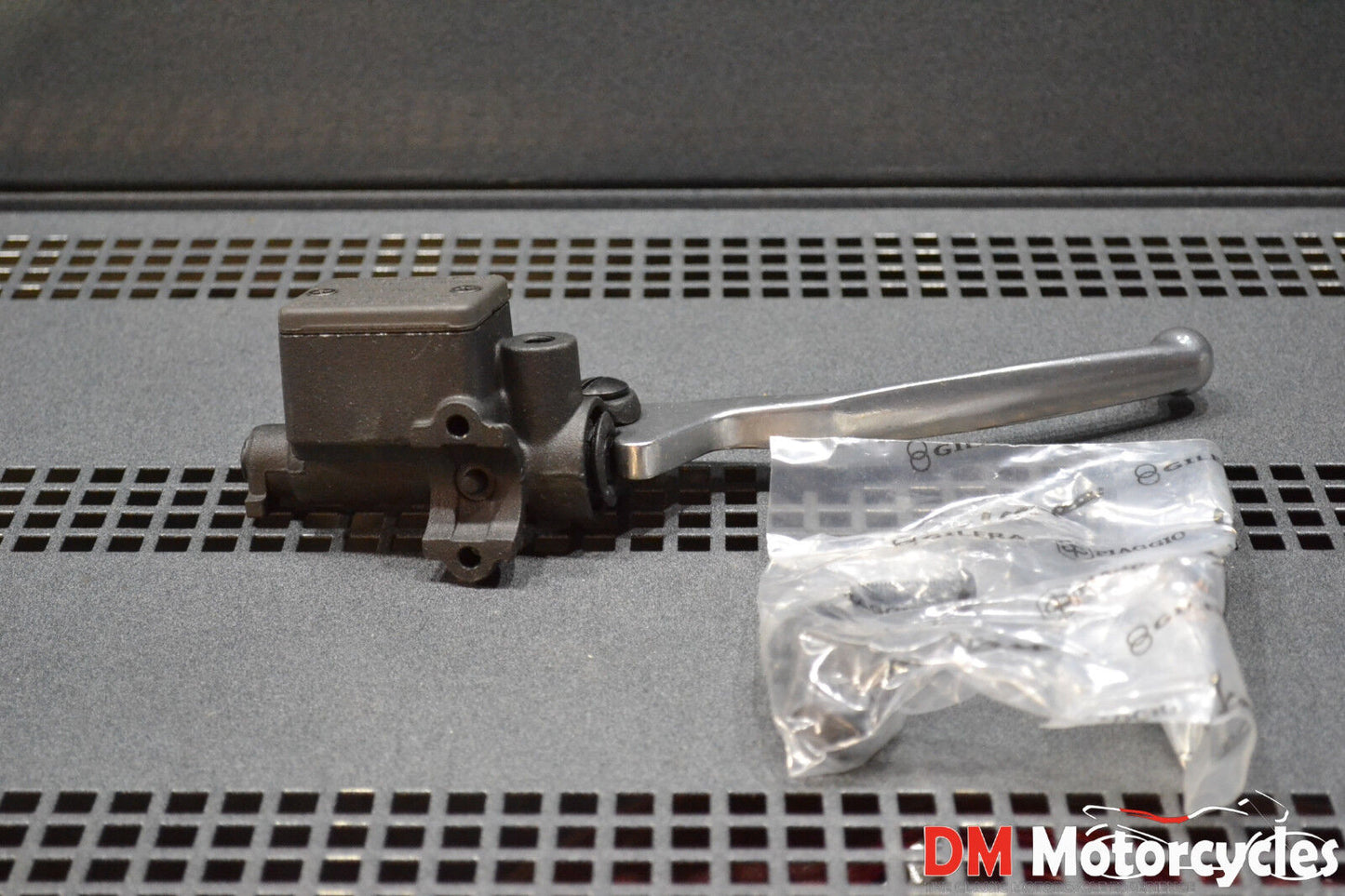 Piaggio genuine new fly gilera runner fxr rh brake master cylinder pn cm063601