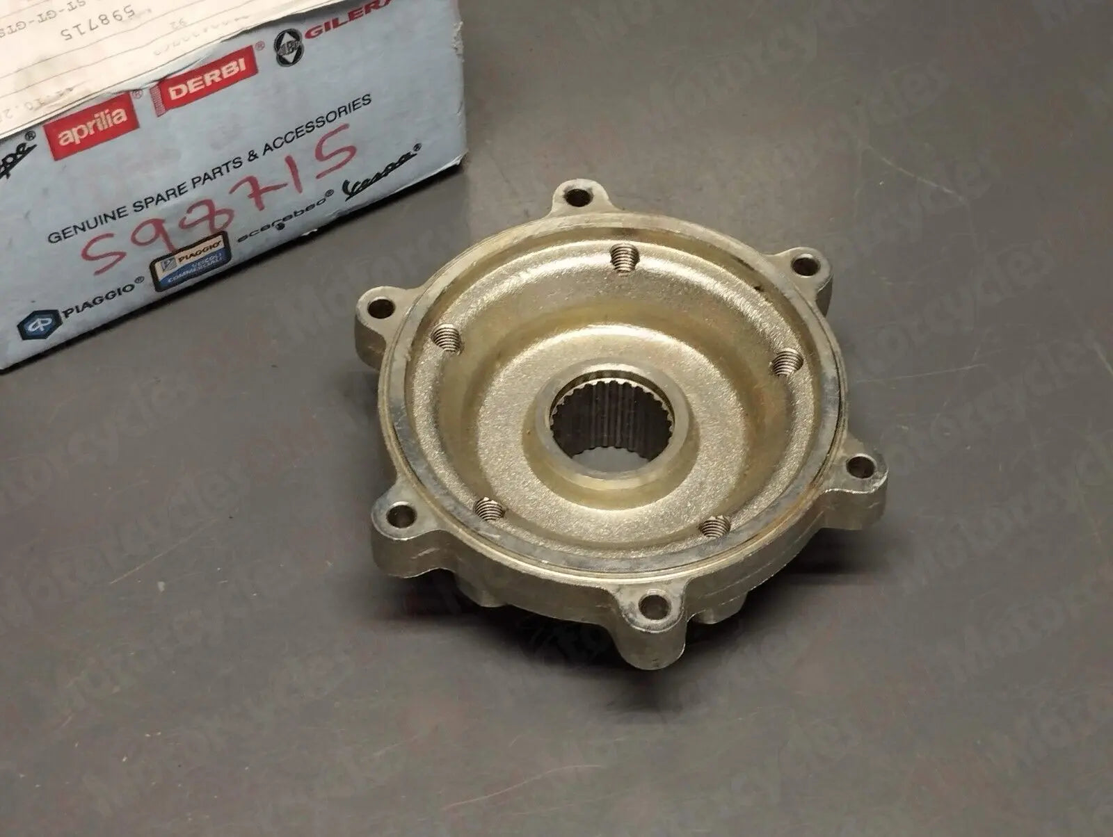 Piaggio genuine new Vespa GTS 125 - 300 rear wheel hub pn 598715