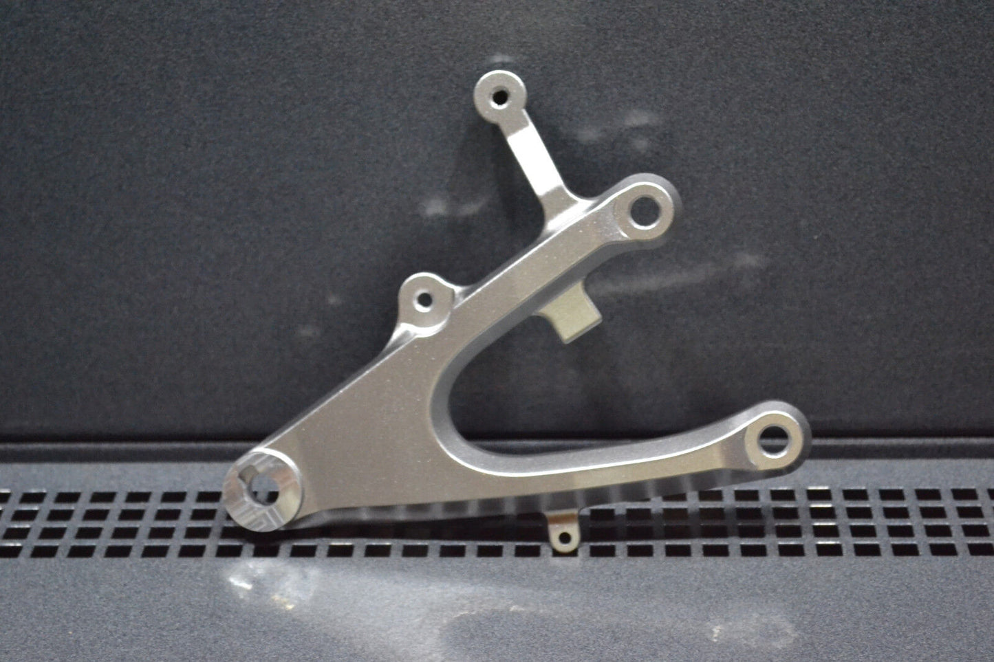 Yamaha genuine new yzf r1 2004 - 2006 rh foot rest bracket pn 5vy-27443-01