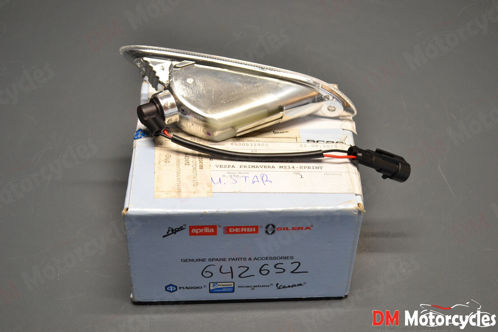 Piaggio vespa primavera genuine new rear left turn signal pn 642652