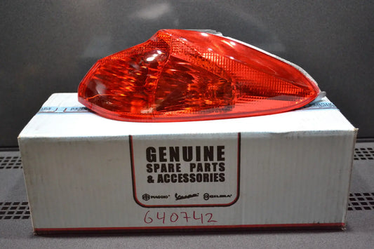 Piaggio genuine new x7 125 250 rh tail brake light pn 640742
