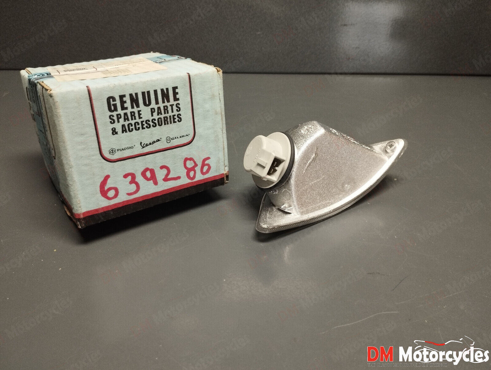 Piaggio genuine new Vespa lx lxv 50 125 150 right rear turn signal pn 639286