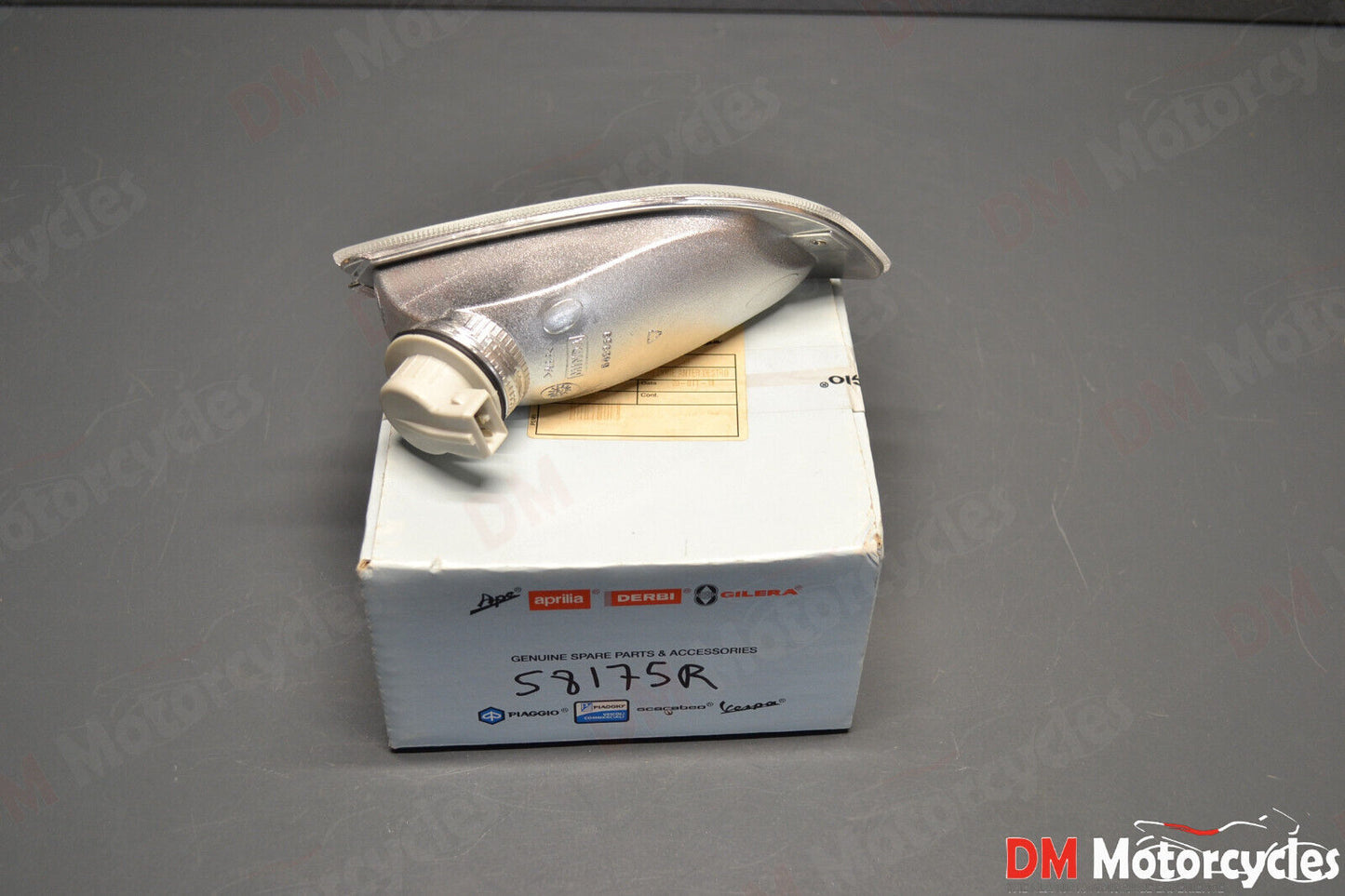 Piaggio genuine new vespa lx 125 4t right front turn signal pn 58175r