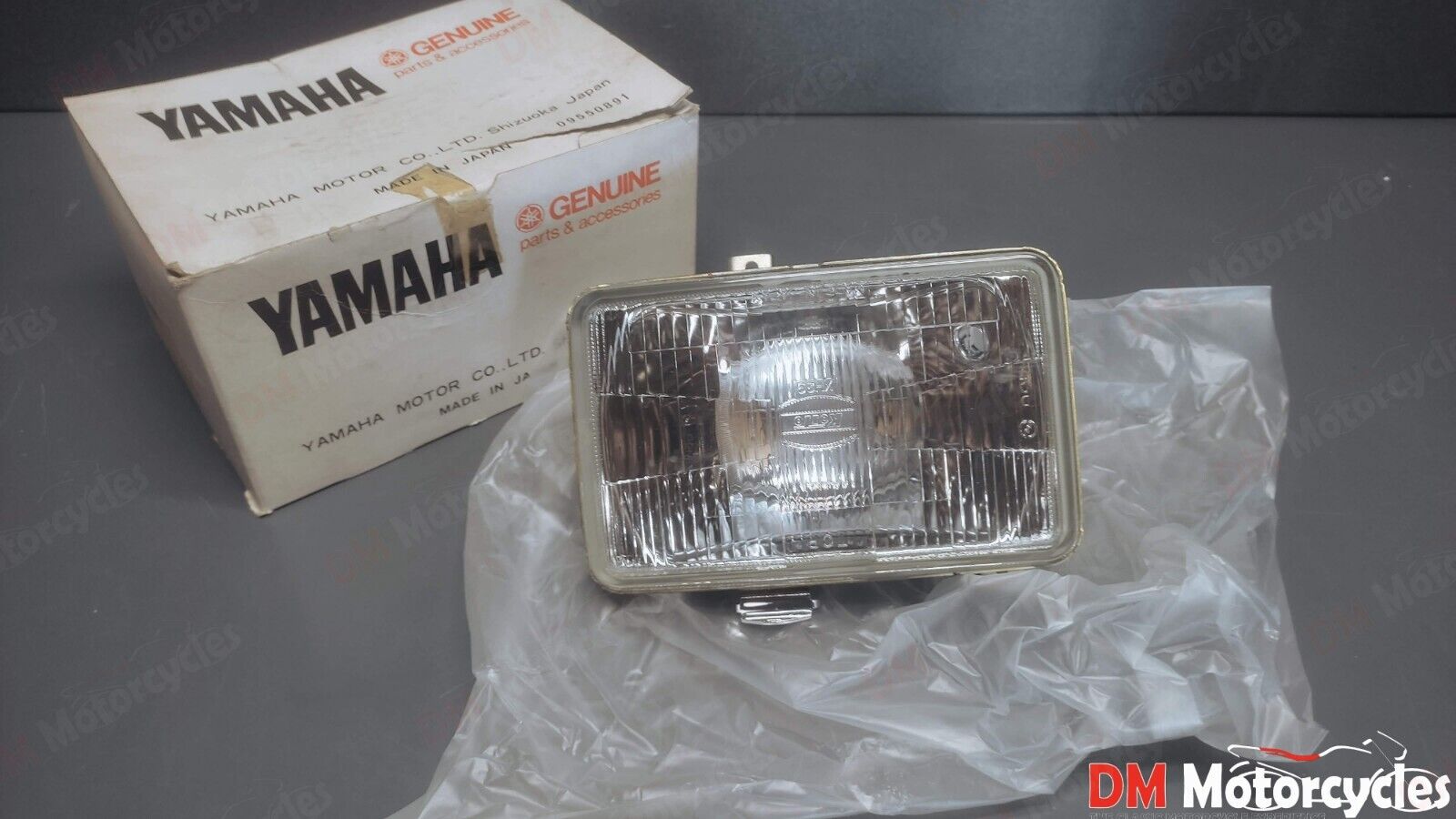 Yamaha genuine nos dt125 rd80lc rd125lc xt350 headlight lens pn 10w-84321-20