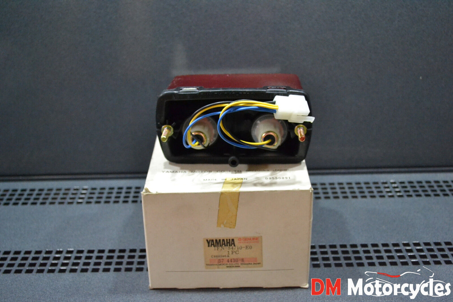 Yamaha genuine nos fz750 fz 750 1986 tail light assy pn 1fn-84710-e0