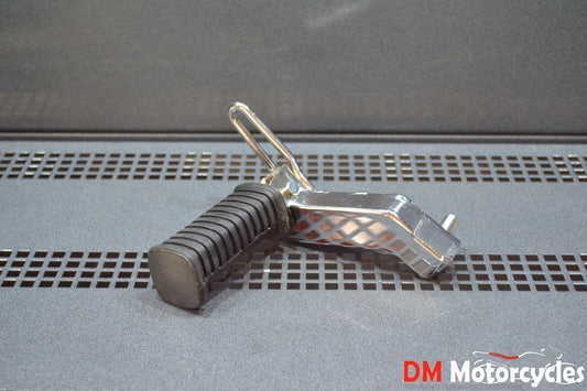 Yamaha genuine nos xj600 xj 600 1984 rear footrest 2 pn 51j-27440-00