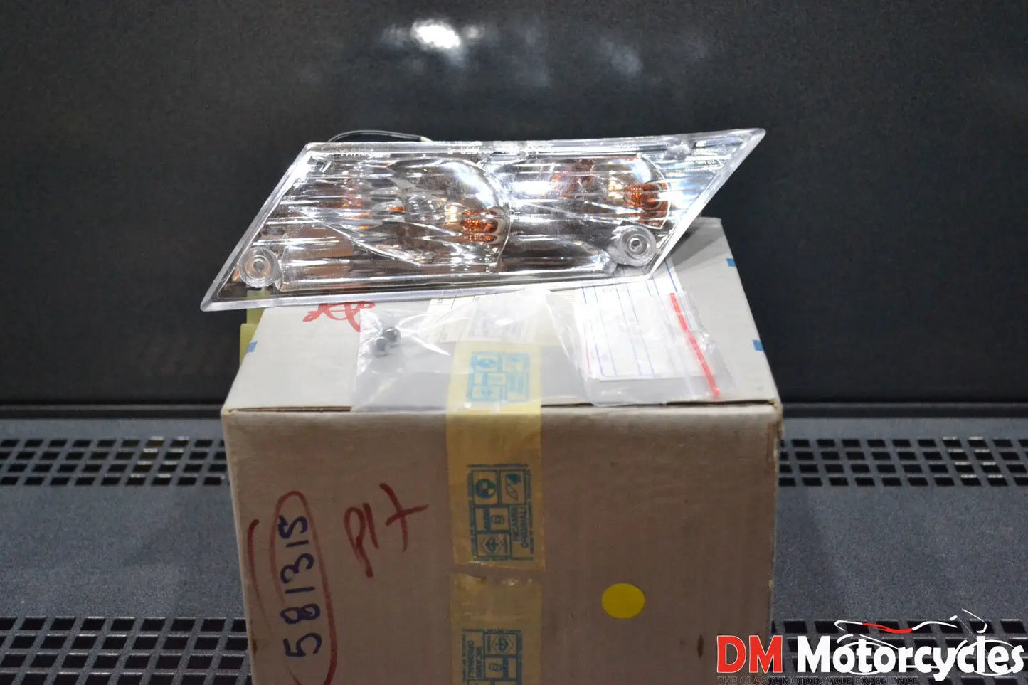 Piaggio genuine new zip lh rear indicator assy pn 581315