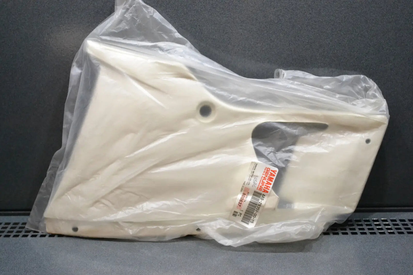 Yamaha genuine new fz750p fz 750 1FN police right side cover pn 4as-2835v-00-y5