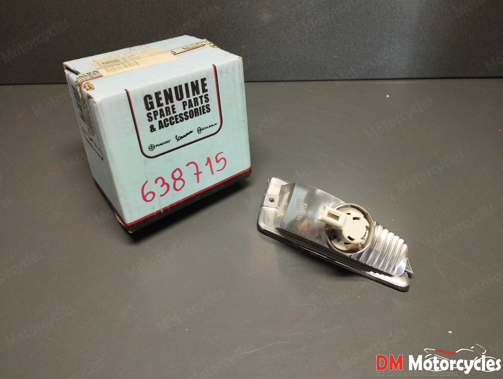 Piaggio genuine new vespa gt 125 200 gts 250 right front turn signal pn 638715