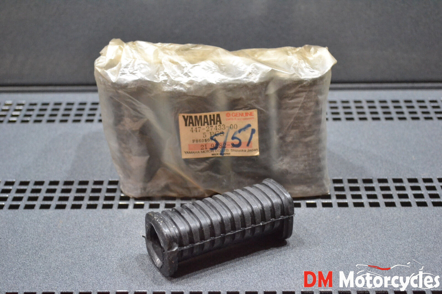 Yamaha genuine nos xt500 xs500 73 sr250 fj600 85 footrest rubber pn 447-27433-00