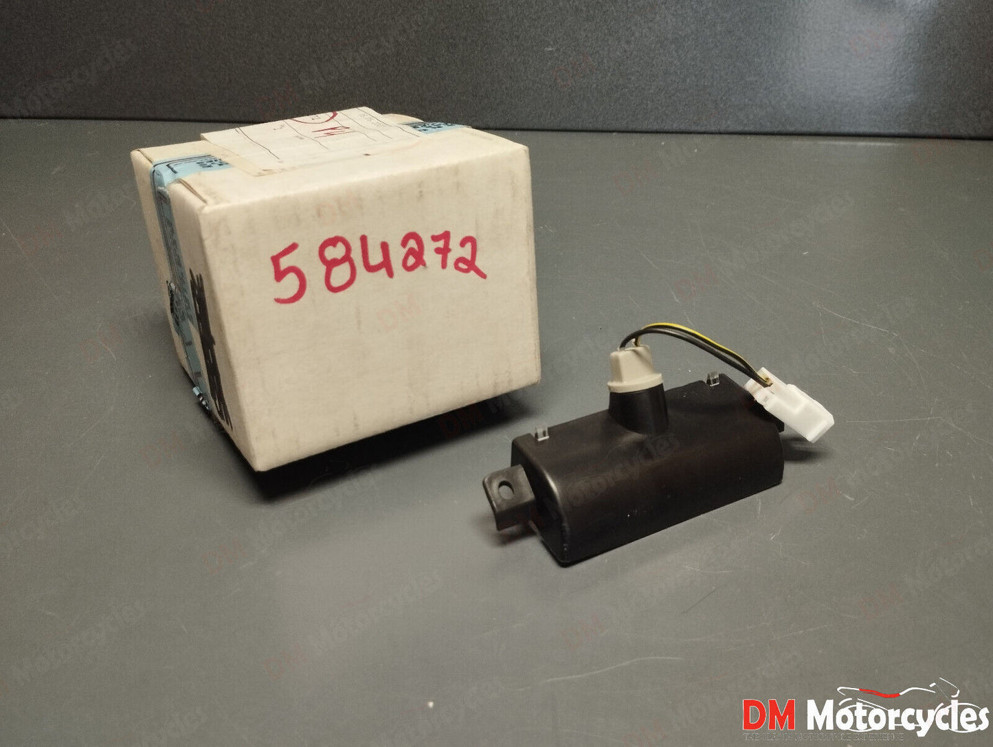 Piaggio genuine new x8 125 200 250 rear license plate light pn 584272