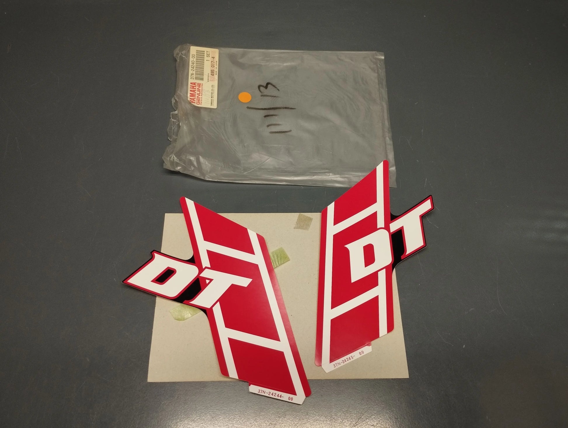 Yamaha oem new fuel tank graphic set decal for dt 175 pn 37n-24240-00