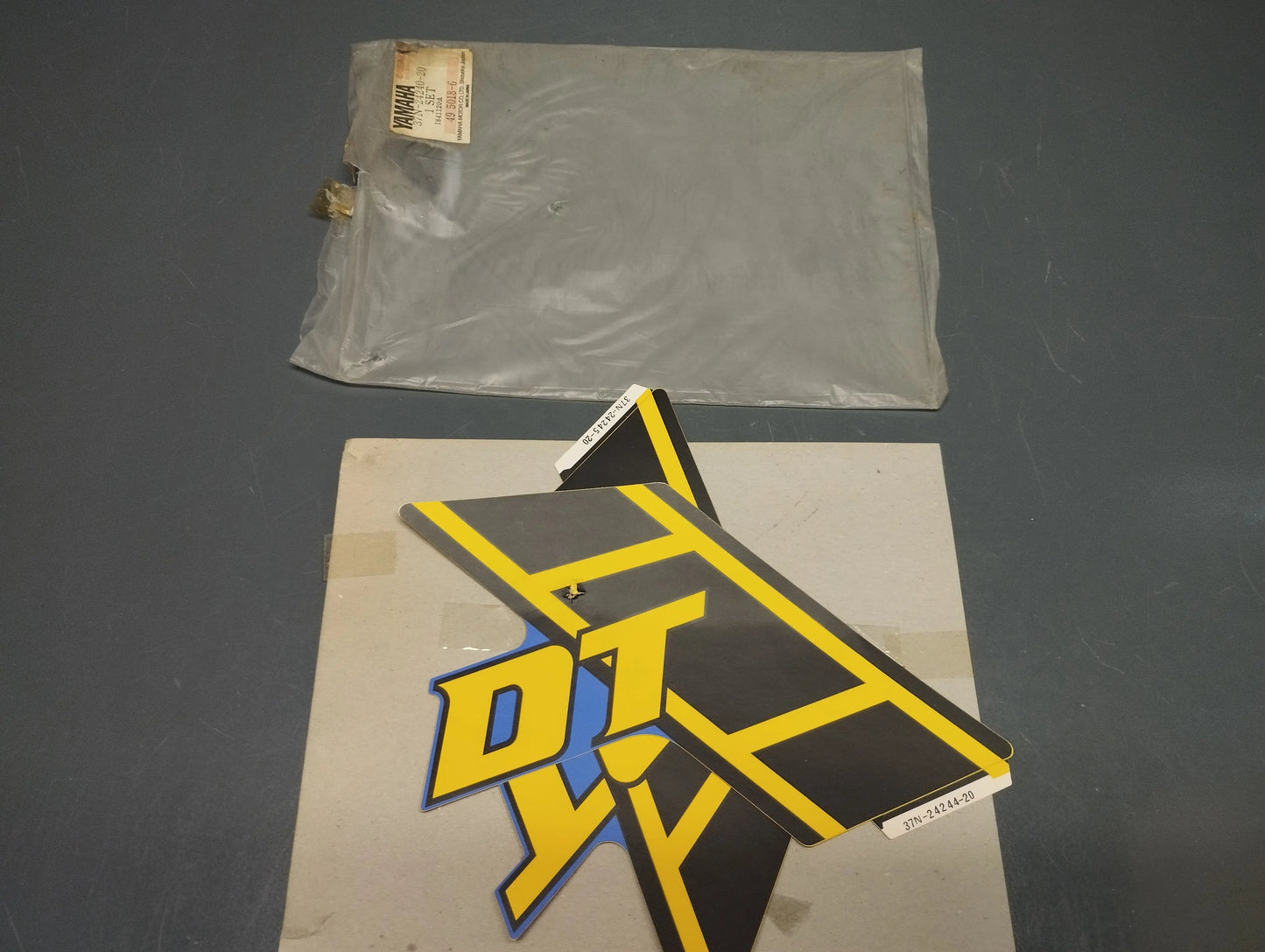 Yamaha oem new fuel tank graphic set decal for dt 175 pn 37n-24240-20 (punctured)