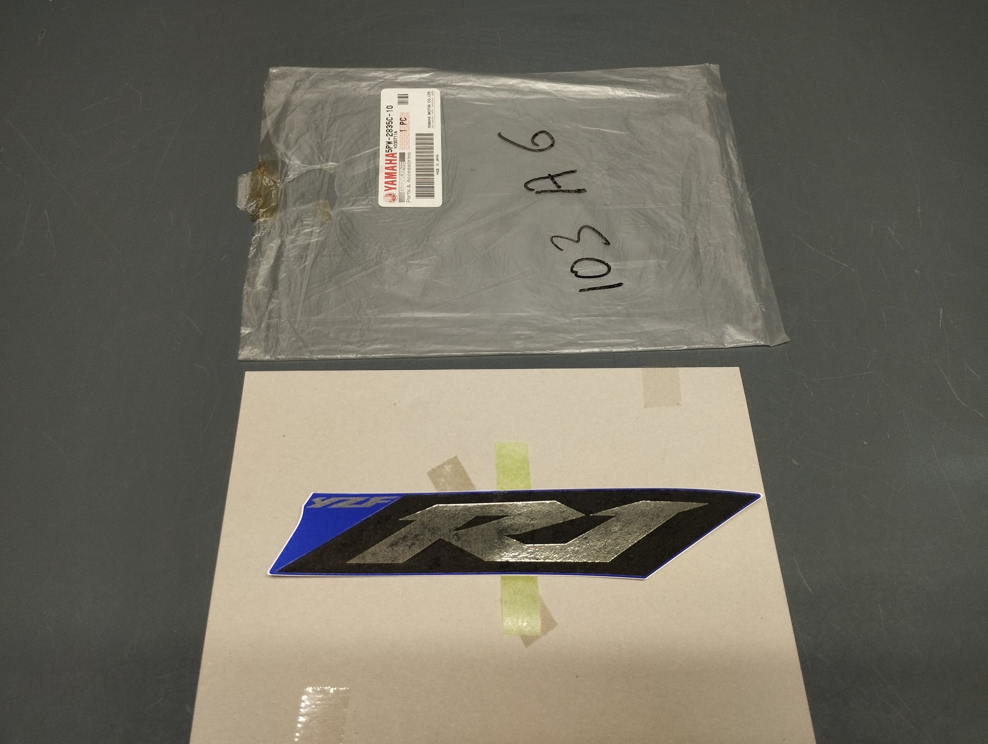 Yamaha genuine new yzf r1 2003 emblem 2 sticker decal pn 5pw-2835c-10