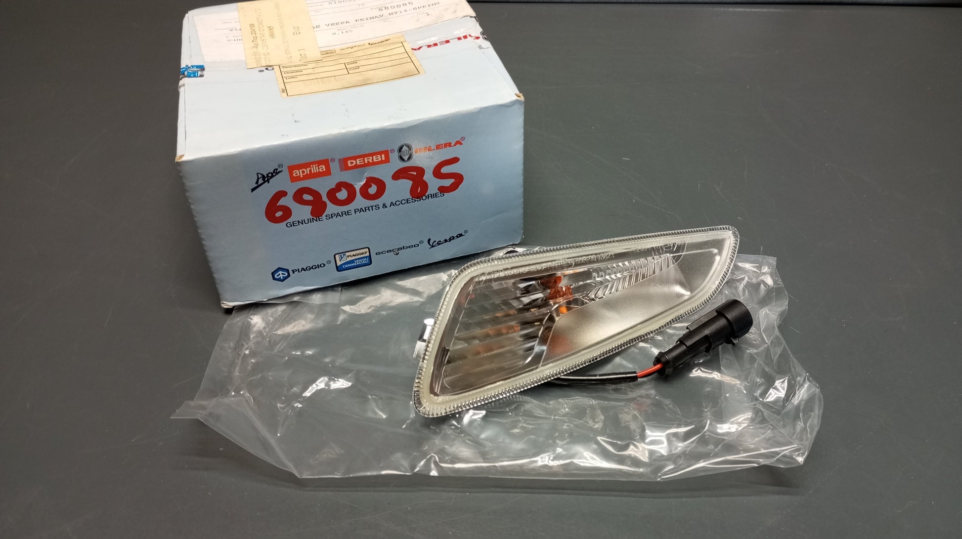 Piaggio genuine new vespa primavera sprint 50 2t 4t right front turn signal pn 680085 - Www.dm-motorcycles.com