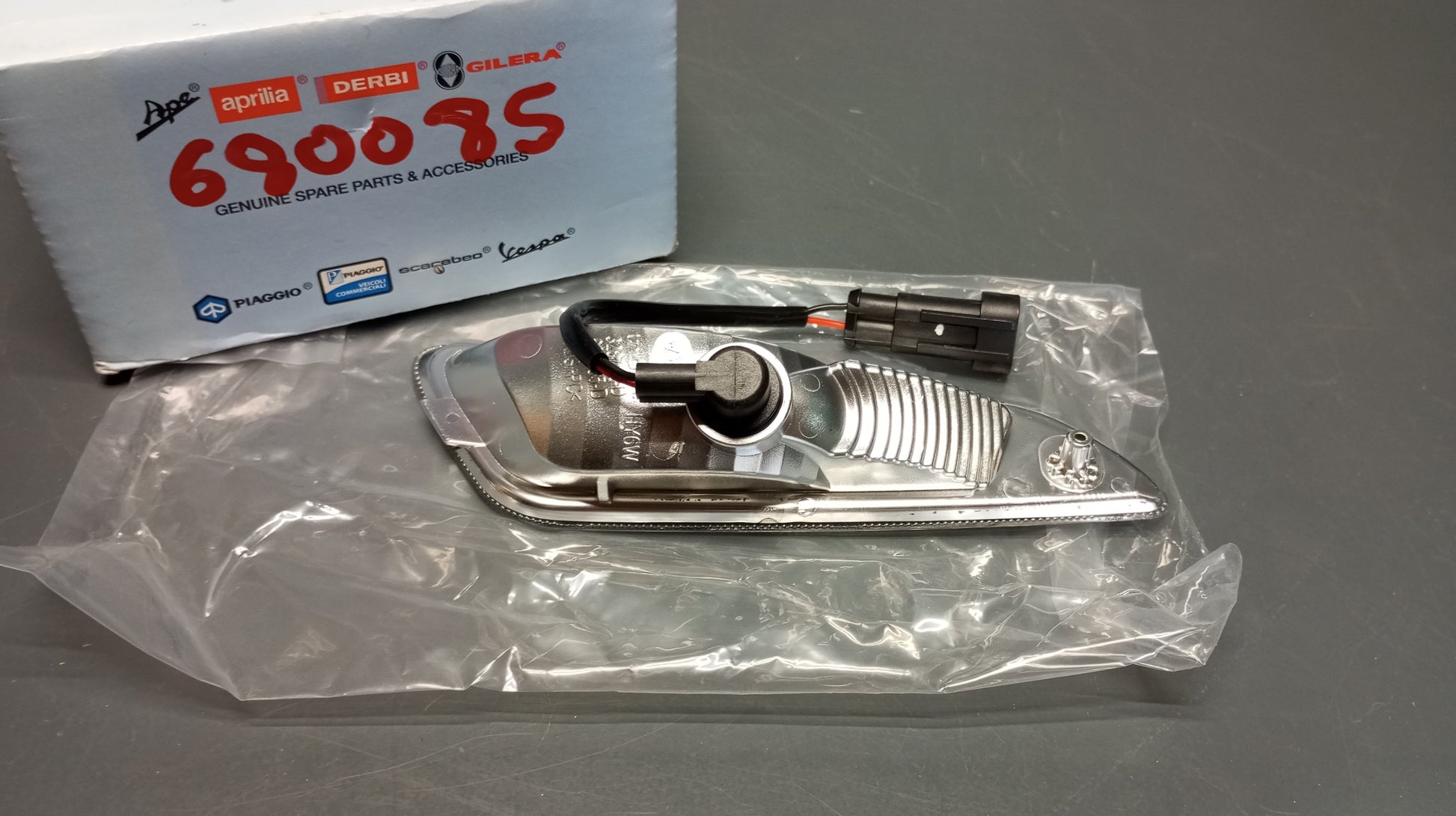Piaggio genuine new vespa primavera sprint 50 2t 4t right front turn signal pn 680085 - Www.dm-motorcycles.com
