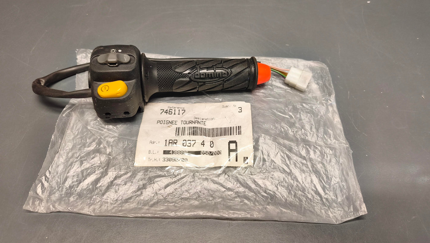 Peugeot genuine new right side switch gear with throttle assembly pn 746117