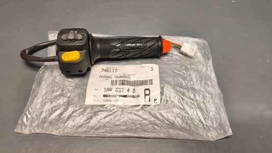 Peugeot genuine new right side switch gear with throttle assembly pn 746117