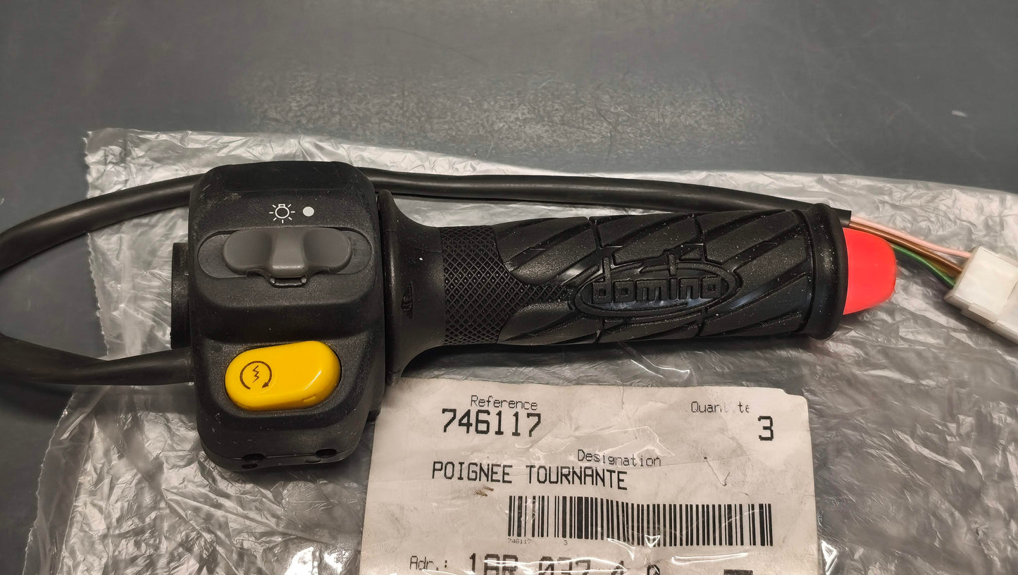 Peugeot genuine new right side switch gear with throttle assembly pn 746117