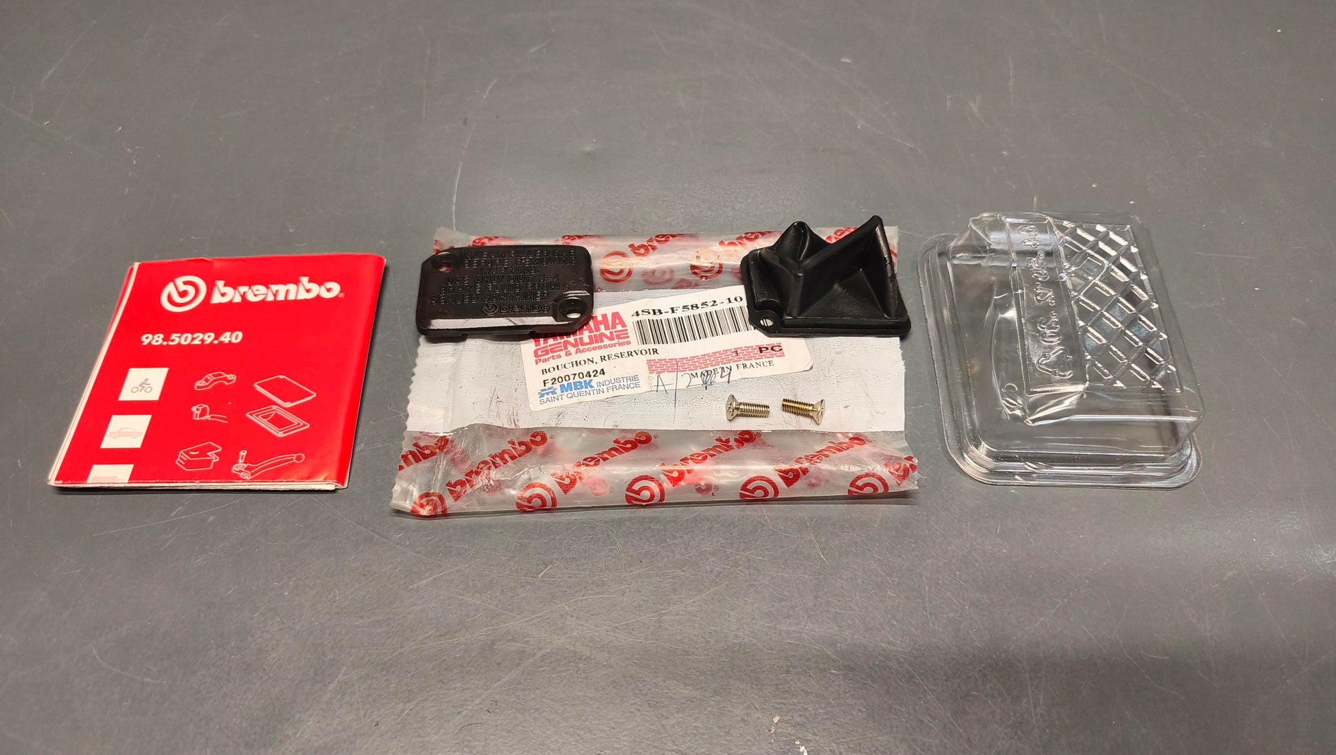 Yamaha genuine new brembo yq50 aerox 2001-2008 master cylinder cap pn 4sb-f5852-10