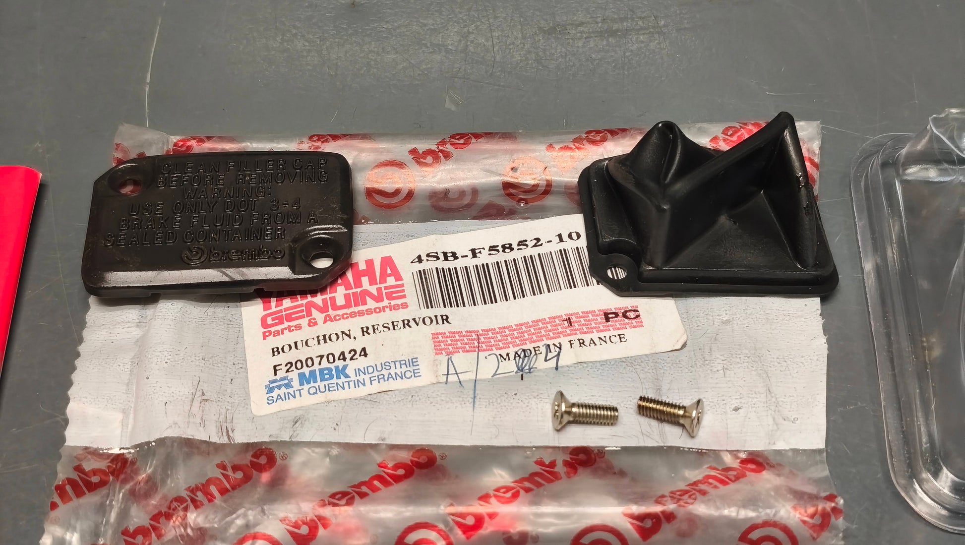 Yamaha genuine new brembo yq50 aerox 2001-2008 master cylinder cap pn 4sb-f5852-10