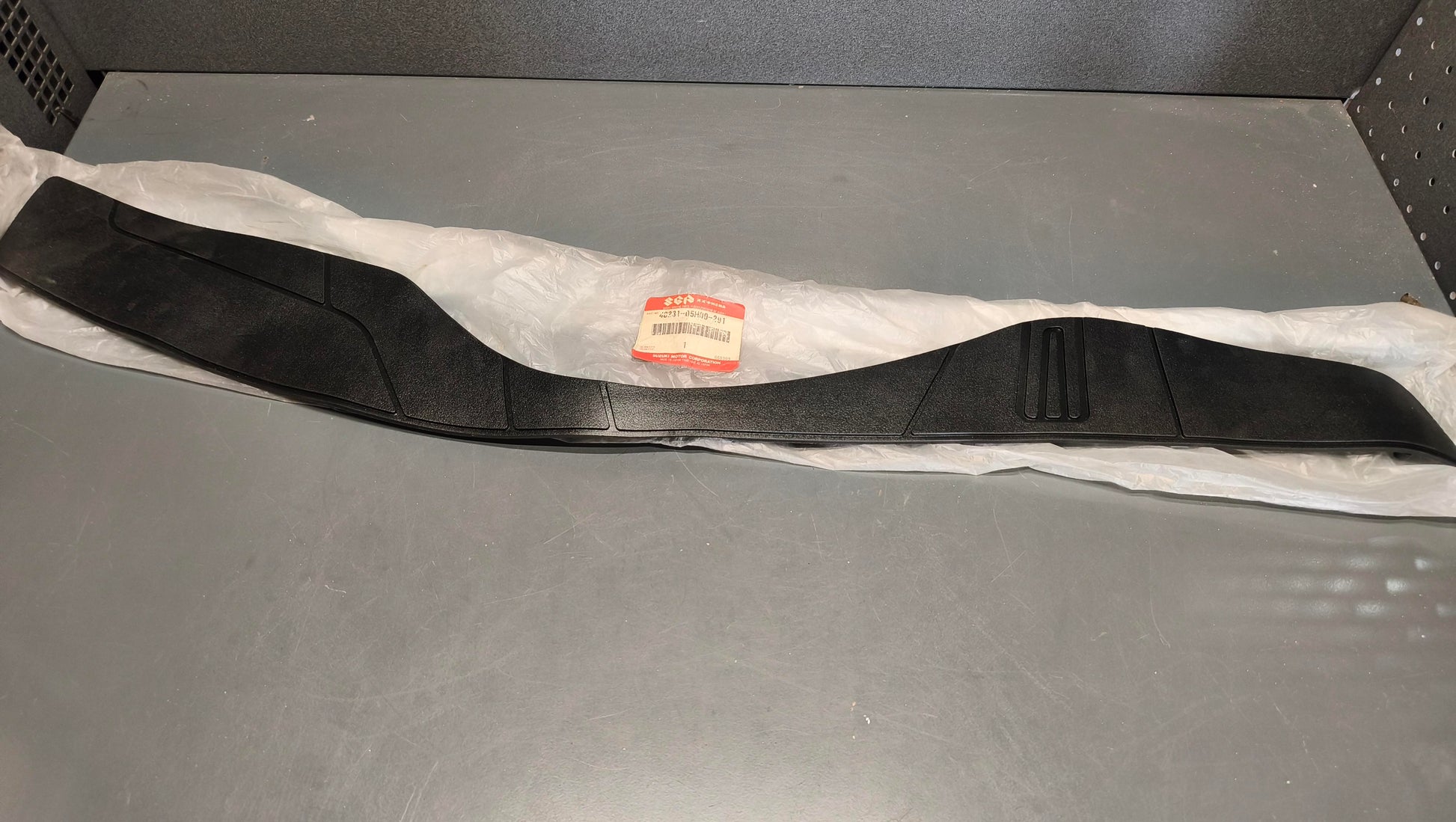 Genuine Suzuki Burgman 400 Right Floor Board Mat Rubber Pad 48231-05H00-201