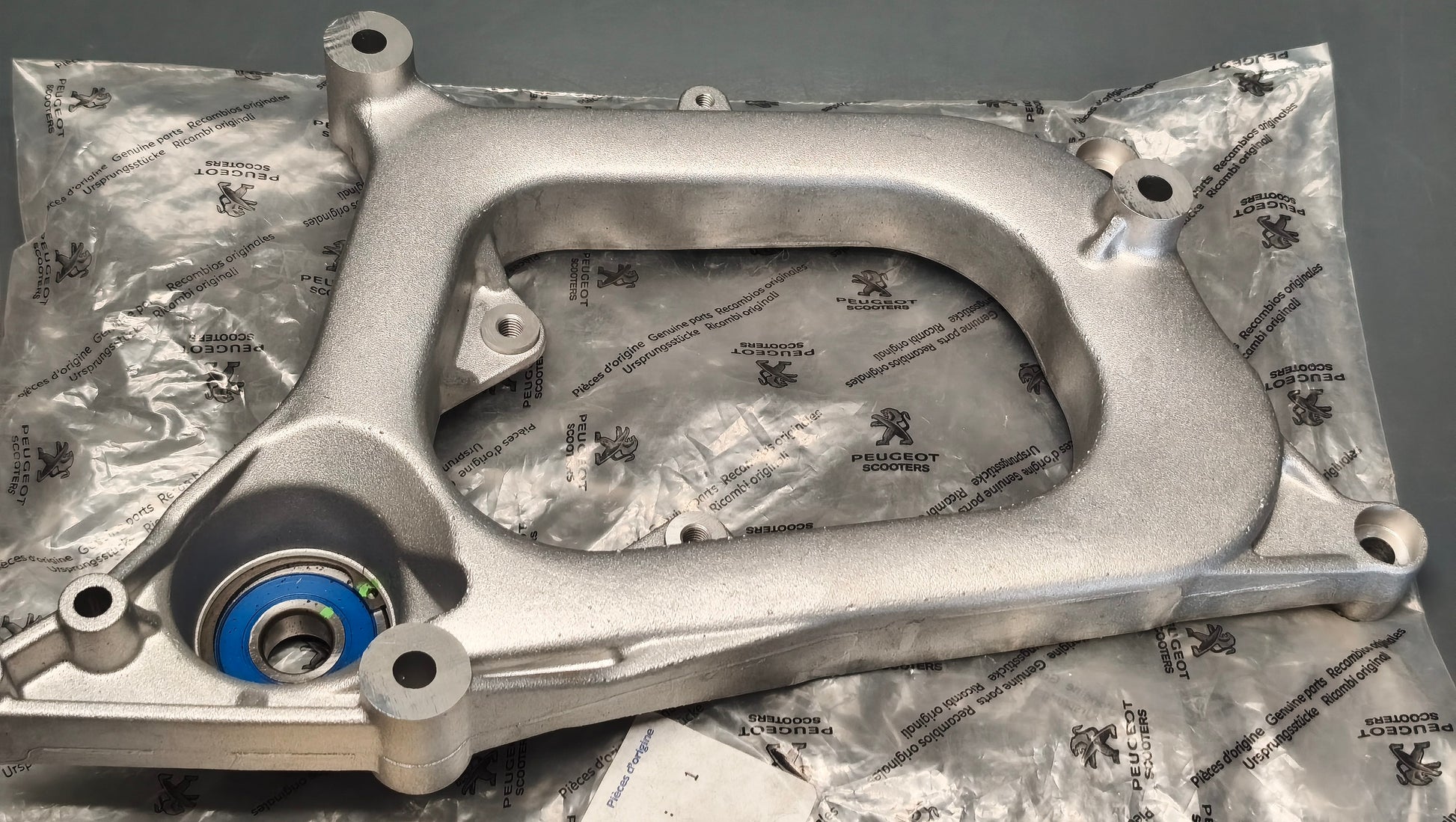 Genuine Peugeot Satelis 250 / 300 Rear Suspension Support Arm 767553