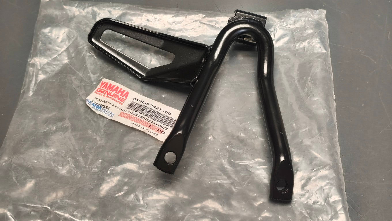 Yamaha XT660 Right Pillion Footrest Bracket - 5VK-F742L-00